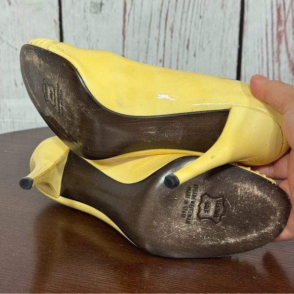 STUART WEITZMAN Yellow Patent Leather Peep-Toe 4” Heels Size 8 GUC - Picture 10 of 16